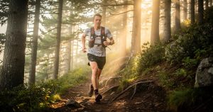 Coureur trail running débutant en pleine sortie en montagne avec équipement complet